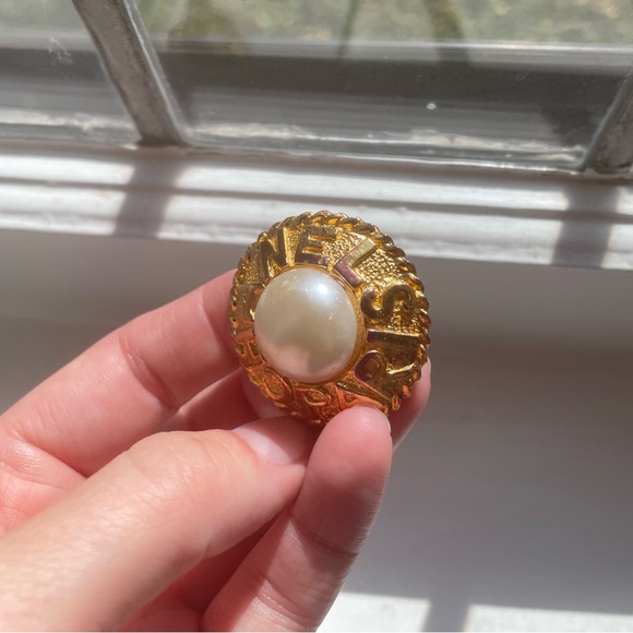 Authentic Vintage Chanel Clip Ons - Picture 2 of 9